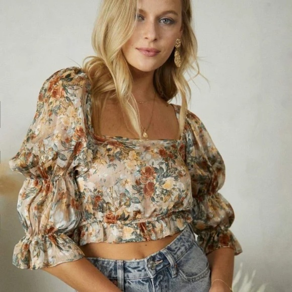 Tops - NWT Festival Floral Cropped top